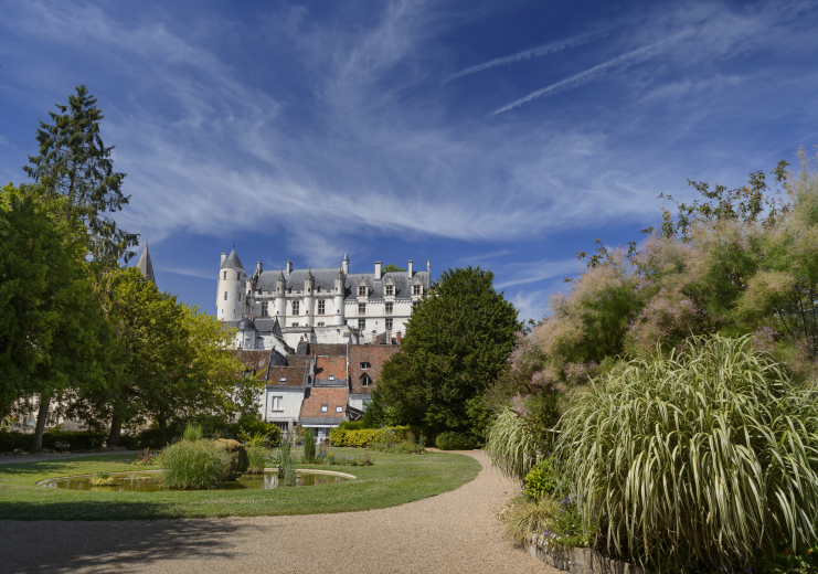 famille au jardin public de Loches