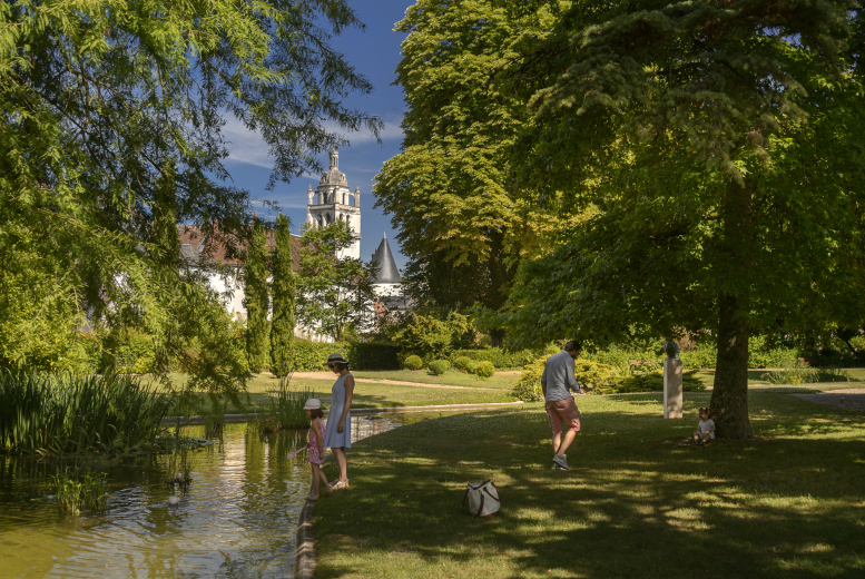 famille au jardin public de Loches