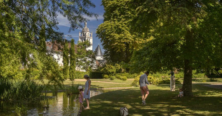 famille au jardin public de Loches