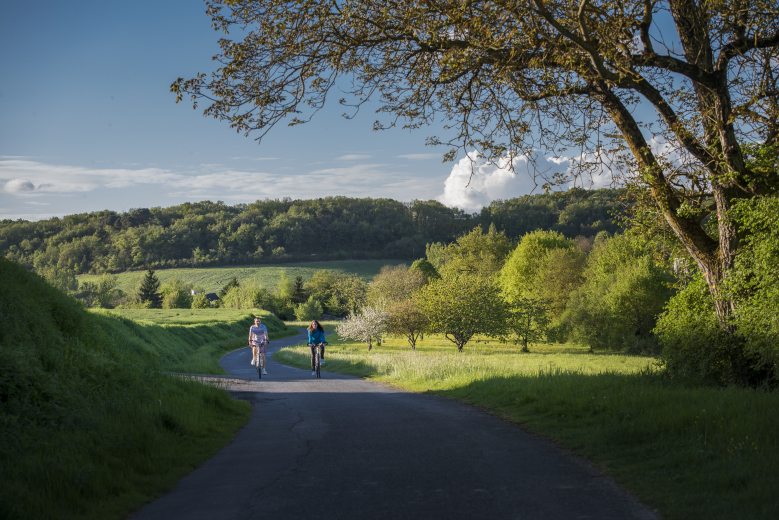 couple à vélo à la campagne