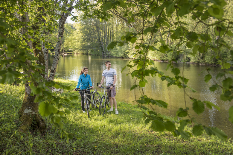 couple à vélo au bord de la rivière