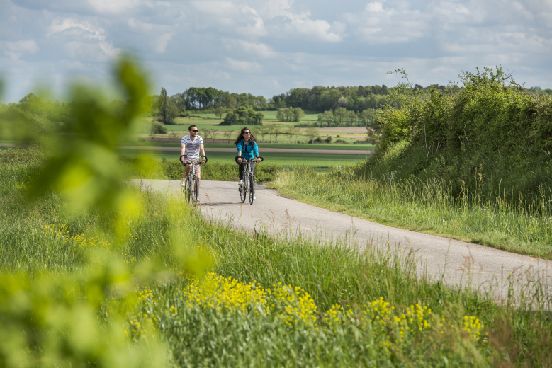 couple à vélo dans la campagne