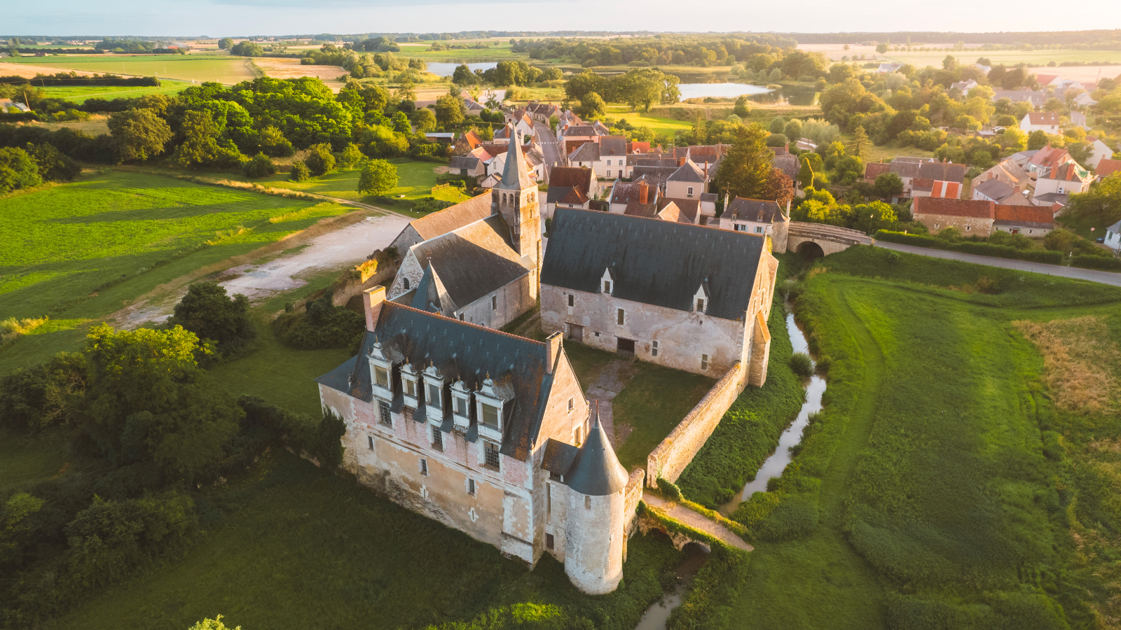 vue aérienne drone du prieuré du Louroux