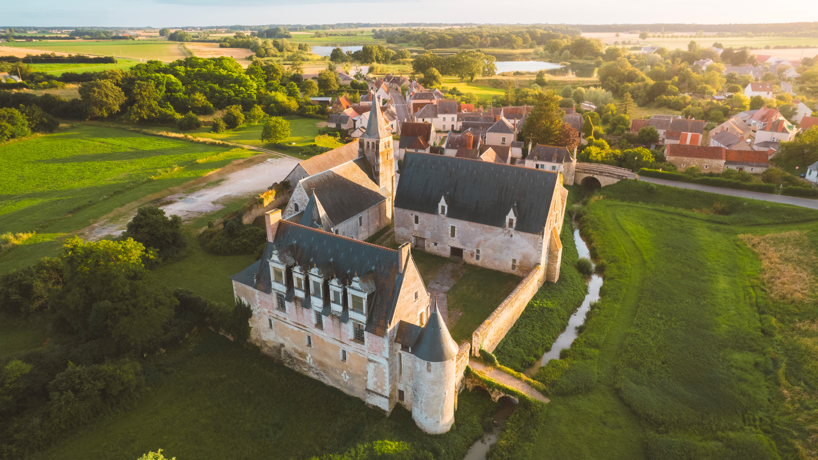 vue aérienne drone du prieuré du Louroux