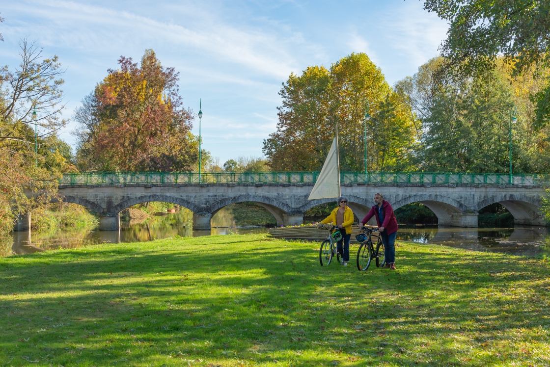 couple à vélo à Abilly et pont sur la Claise