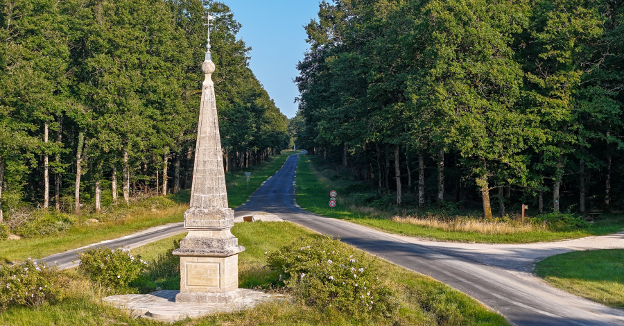 Pyramide en forêt de Loches