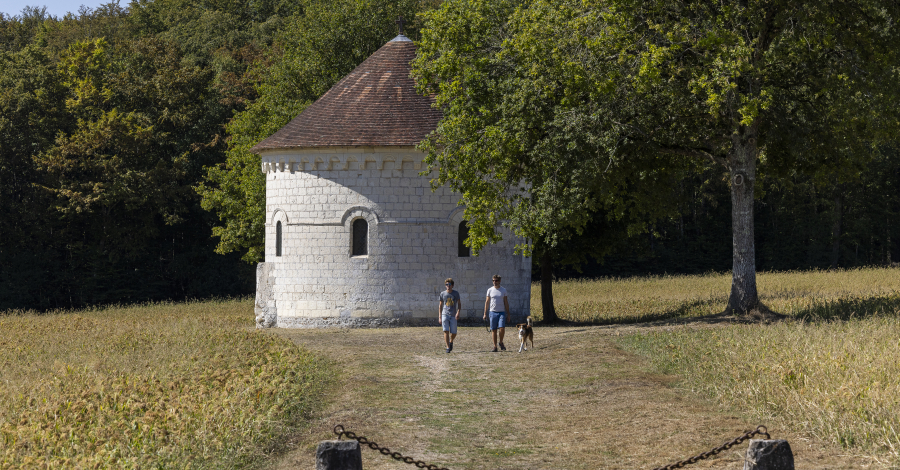 Couple en randonnée à la chapelle du Liget