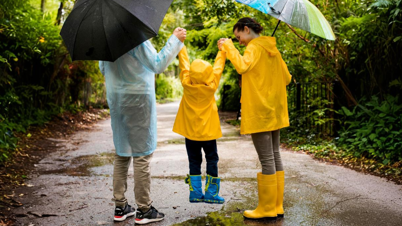 famille sous la pluie avec parapluie