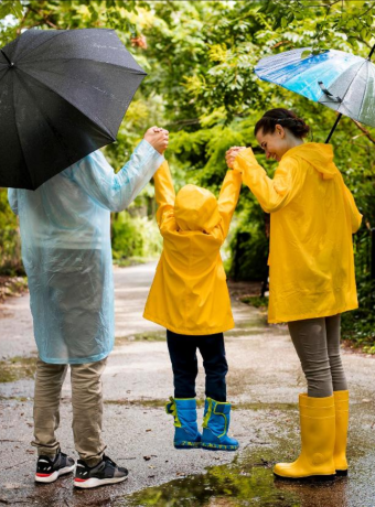 famille sous la pluie avec parapluie