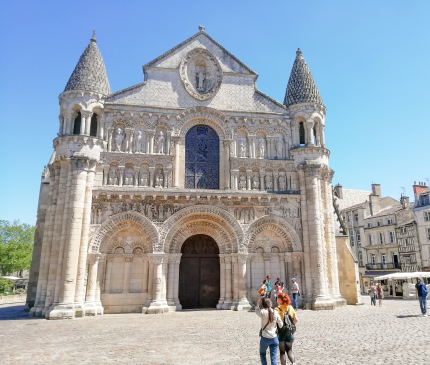 Façade de l'église ND la grande à Poitiers