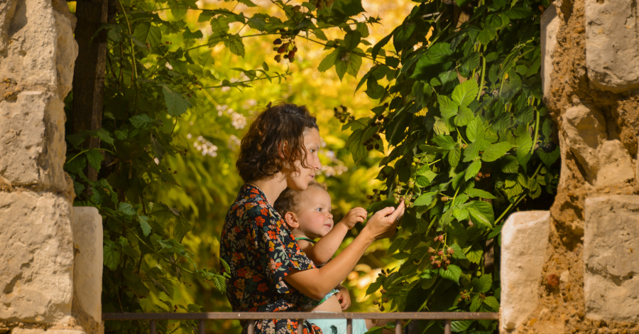 mère et enfant dans les jardins du donjon de Loches