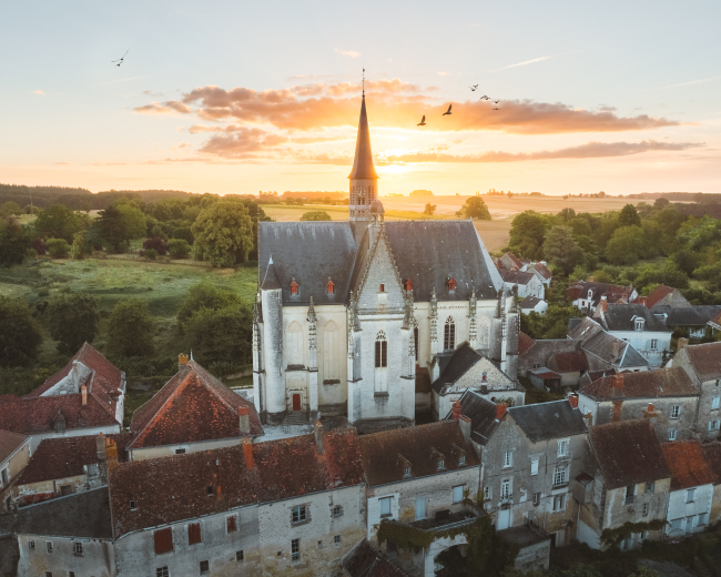 vue aérienne drone de la collégiale de Montrésor