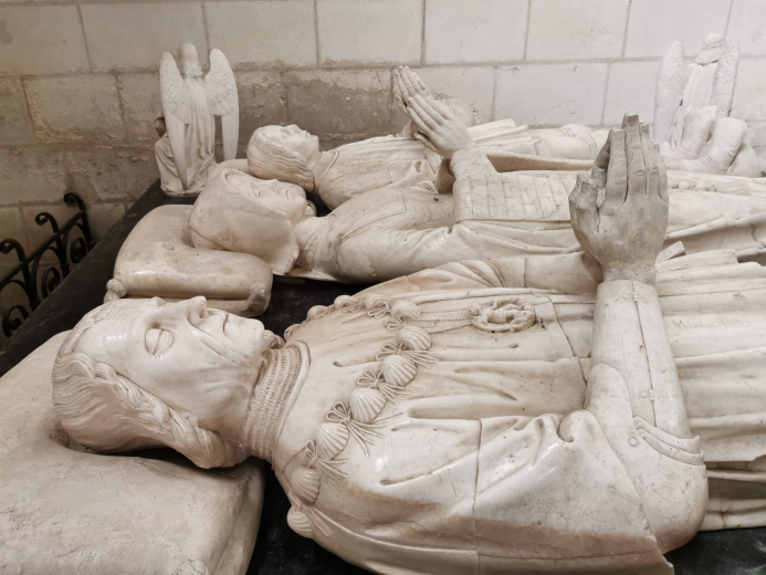 gisant dans la collégiale de Montrésor