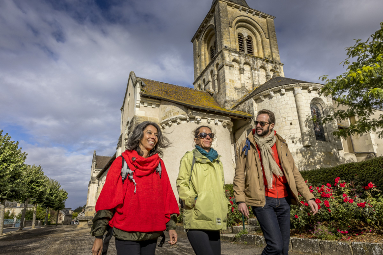 randonneurs devant l'église d'Abilly