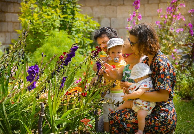 Famille au jardin du donjon de Loches
