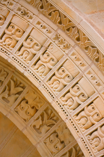 détail portail église romane La Celle-Guenand
