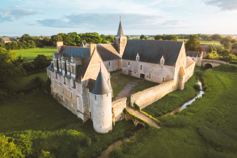 Vue aérienne du prieuré du Louroux