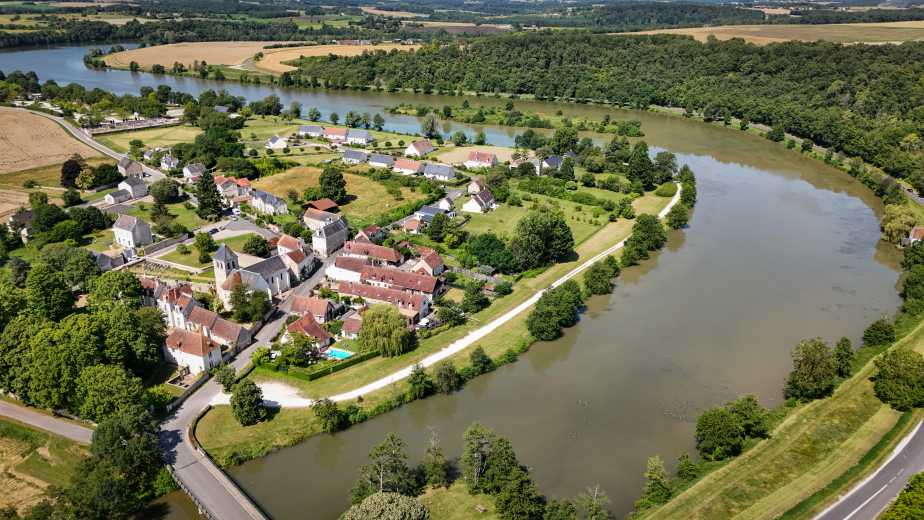 vue aérienne drone du lac et du village de Chemillé-sur-Indrois