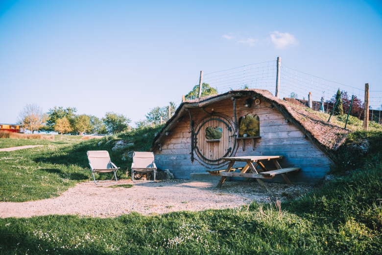 Hébergement insolite maison de Hobbit La Roche Bellin à Descartes