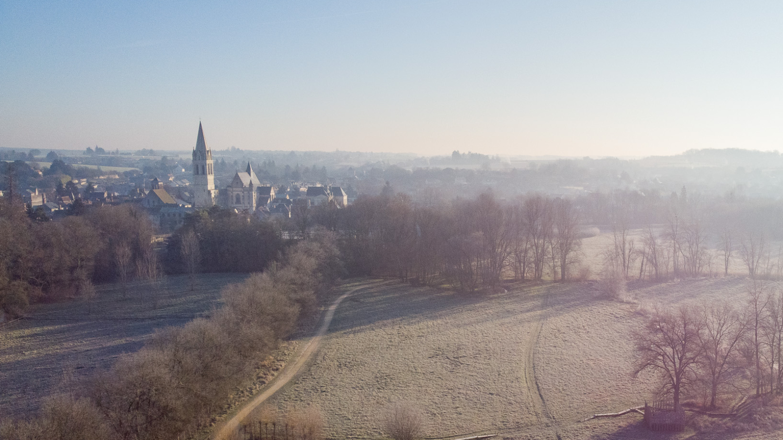 vue aérienne drone de Beaulieu-lès-Loches en hiver