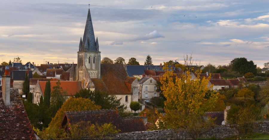 vue du village et de l'église de Ferrière-Larçon