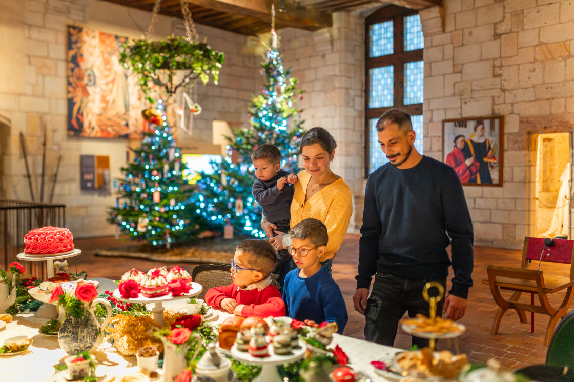 Famille au logis royal pour Noël au Pays des Châteaux