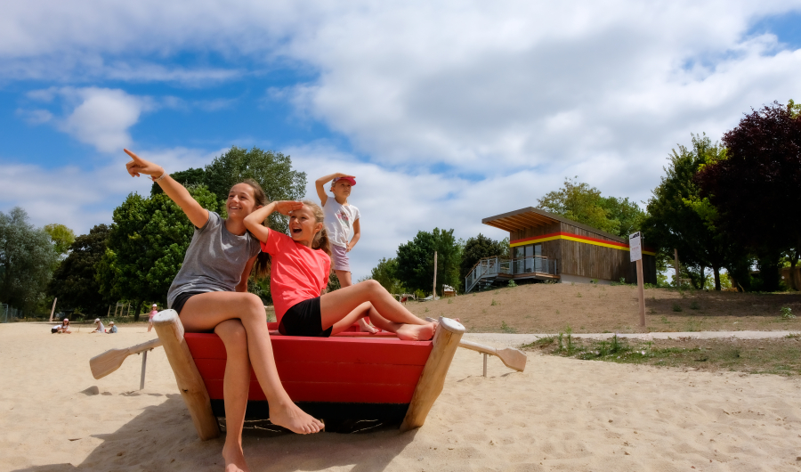 3 enfants jouent sur une aire de jeux à Chemillé-sur-Indrois