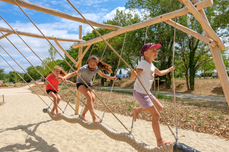 3 enfants jouent sur une aire de jeux à Chemillé-sur-Indrois