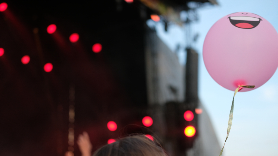 ballon devant la scène du festival