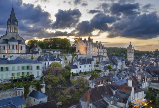 vue aérienne de Loches au crépuscule