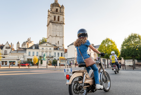 en mobylette vintage à Loches